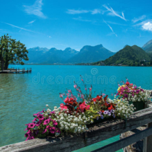 pilier-avec-des-fleurs-sur-le-lac-d-annecy-dans-le-village-de-talloires-97846931